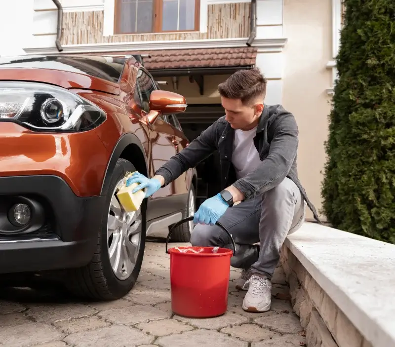 Lavage auto à domicile Bréville-les-Monts : professionnel intervenant sur un véhicule